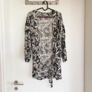 Fin kaftan med mönster - Kaftan med snörning i midjan! Superfin i flowigt material, nyskick.