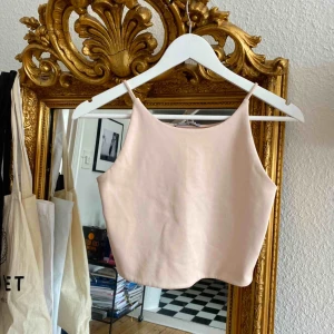  - Jättefin topp från Zara som passar till allt!!! Kostymbyxor, jeans, kjolar osv🌞🌞🌞