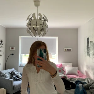 Vit topp - Säljer en vit fin tröja med fina detaljer i form av knappar och broderi 