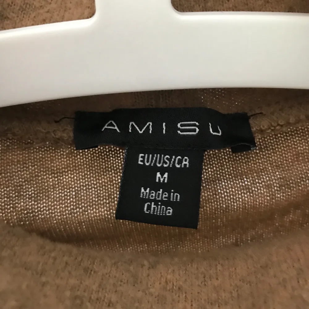 Säljer denna beiga polotröja från märket ”amisu”, supermysig och len i materialet, köpare står för frakten! . Tröjor & Koftor.