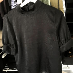 Svart blus - Svart blus i storlek som passar både S och XS! I priset ingår frakten!