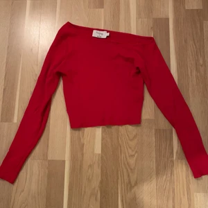 One shoulder Cropped knit topp - Röd One shoulder Cropped knit topp från Hannalicious x NA-KD. Säljaren står för frakt