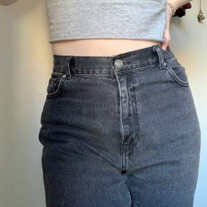 ascoola svarta, urtvättade mom jeans från bikbok. har använts en del men de är i bra skick o riktigt sköna! står att det är en XS men jag själv har M/28 i byxor o jag är 1,75 o de passar mig perfekt! fraktar (66kr) eller möts upp i hbg 🦋