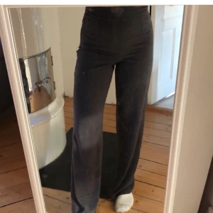 Snygga byxor från bikbok storlek XS - Snygga byxor från bikbok, bra skick! Köpare står för frakten🥰