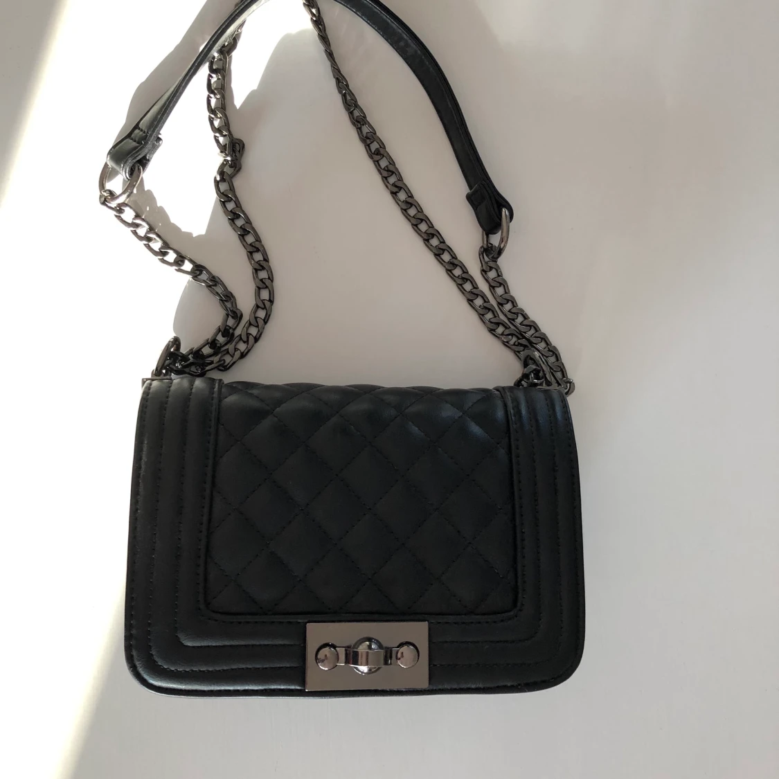 Svart axelremsväska  - 90