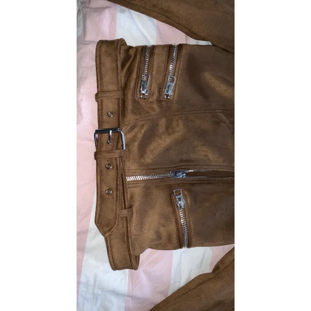 A lovely spring jacket that has a nice brown color that can go to any kind of sweater inside.  Not used before and comes with price tag. Jackor.