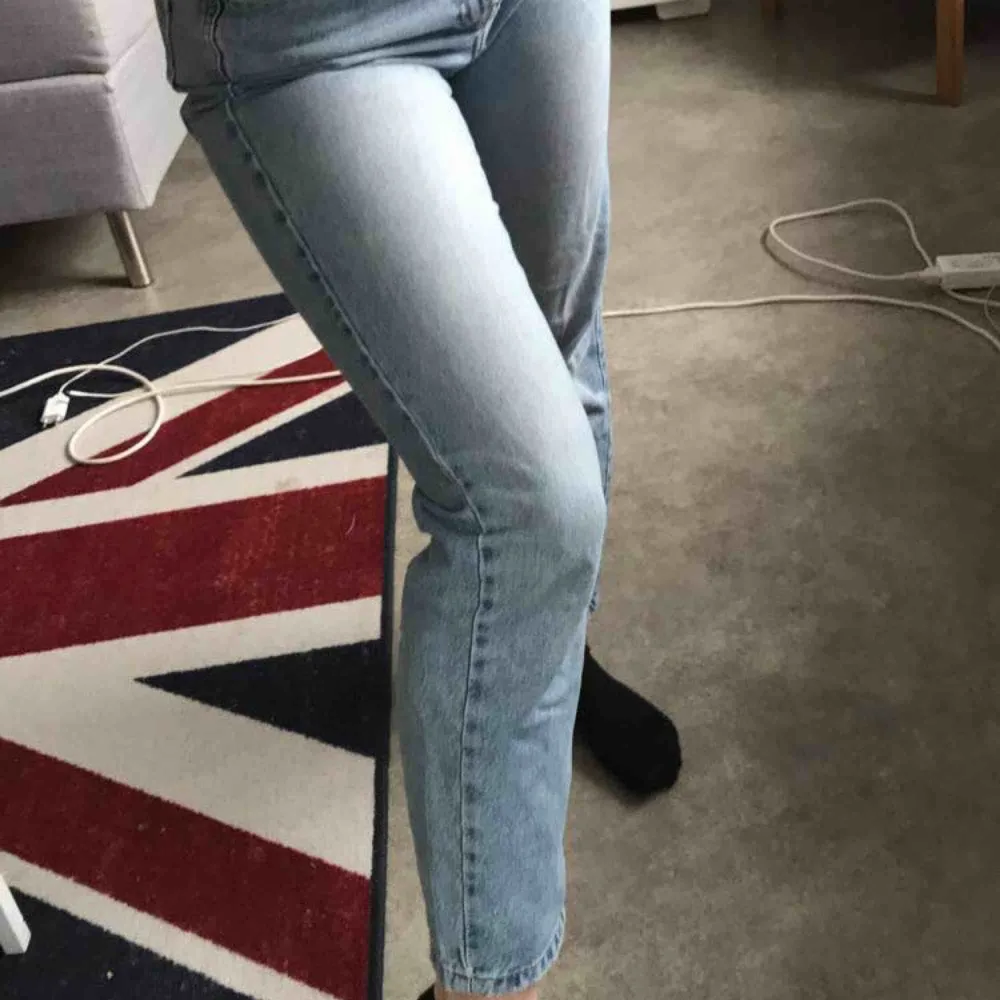 Superfina ljusblåa jeans som tyvärr inte kommer till användning Frakt tillkommer, buda!!!✨✨✨. Jeans & Byxor.