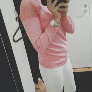  - rosa tröja från cubus i xs, aldrig använd endast testad. spets på axlarna och övre delen av armarna