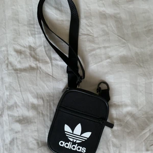 Adidasväska - En händig väska till sommaren, framförallt konserter/festivaler/utekvällar. 