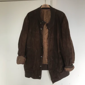 Mockajacka! - Äkta mockajacka från München! (Men italienskt stuk). Superbra skick. Mysig att ha munkjacka under. Tung och härlig.