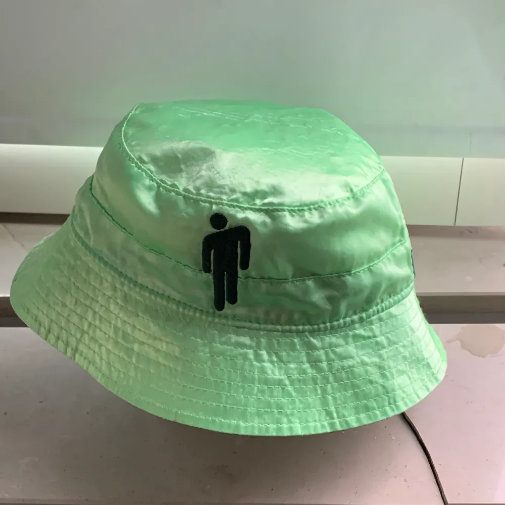 Blohsh inside out bucket hat. Köpt i Stockholm Billie Eilish pop up store. Hatten är i bra skick!. Accessoarer.