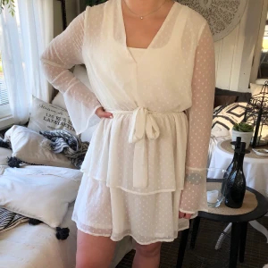 Klänning - Vitprickig jättefin klänning i storlek 40 köpt på Madlady. Dock liten i storlek, skulle säga att den är mer som en 38, medium. 200kr plus frakt som köparen står för!🌻 (sport-bh under på bilden, sitter inte ihop med klänningen)