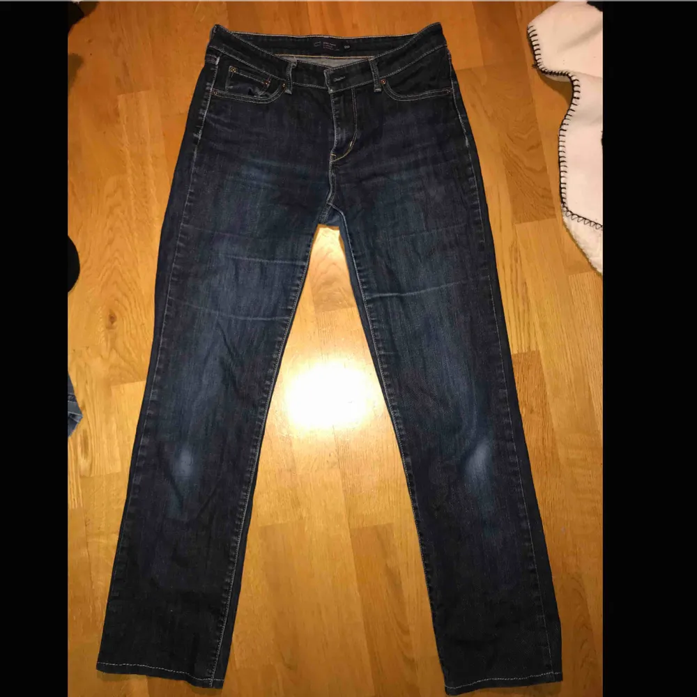 Lågmidjade straight Levis jeans som används en del men anser att dem är i gott skick. Äkta vad jag kan avgöra då de köptes second hand för 200kr:) köpare står för frakt. Jeans & Byxor.