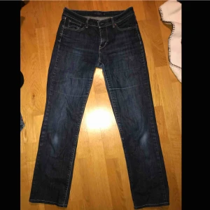  - Lågmidjade straight Levis jeans som används en del men anser att dem är i gott skick. Äkta vad jag kan avgöra då de köptes second hand för 200kr:) köpare står för frakt