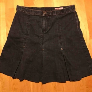  - Jeanskjol som aldrig kommit till användning, sitter lite stort på mig men passar med ett bälte:) köpare står för frakt 