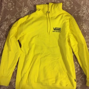 Vans gul tröja hoodie L - Oanvänd, perfekt skick! Snygg citron gul hoodie från Vans, strl L men sitter snyggt oversize på mig med M (är 176 cm). 200 + frakt/porto