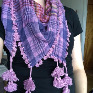 Lila sjal med tofsar  - Lila sjal med tofsar. Kan hämtas i Malmö, är lite osäker på exakt fraktkostnad.