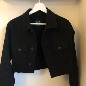 Cropped jeans jacka från Zara - Super snygg kort jeans jacka från zara i storlek S. Säljer då den är för stor för mig. 200kr + 30kr frakt🥰