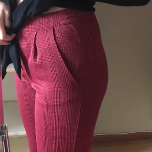  - Fräcka röd/svart rutiga kostymbrallor som sitter som en smäck:)) väldigt stretchiga dock!! Står att det är strl S men sitter bra som 38 skulle jag gissa på också:) köpare står för frakten!