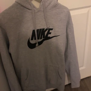 Oversized Nike hoodie  - Oversized Nike hoodie i bra skick, storlek L, men passar S-L beroende på hur man vill att den ska sitta 