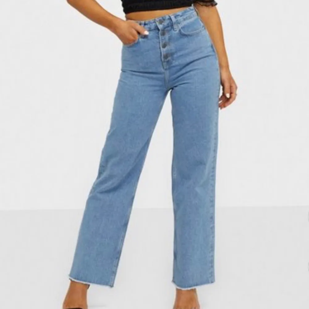 Jättesnygga trendiga straight jeans från Nelly, aldrig använd, bara testad. Sitter jättebra i midjan och benen, sitter som en 36/38 i storleken. Priset kan diskuteras och sänkas.. Jeans & Byxor.