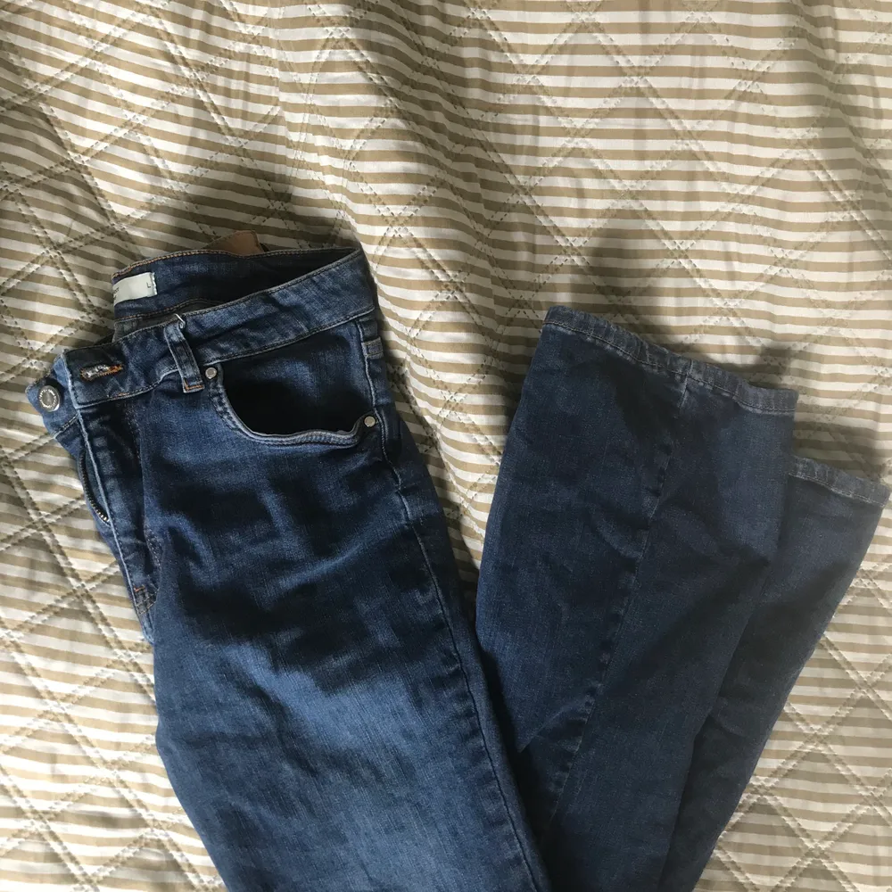 ett par low waisted bootcutjeans som är to die for!! lite korta på mig som är 1.80, därav varför jag säljer 🤎✨ trendiga och sköna. storlek large men passar mig som är s-m. Jeans & Byxor.