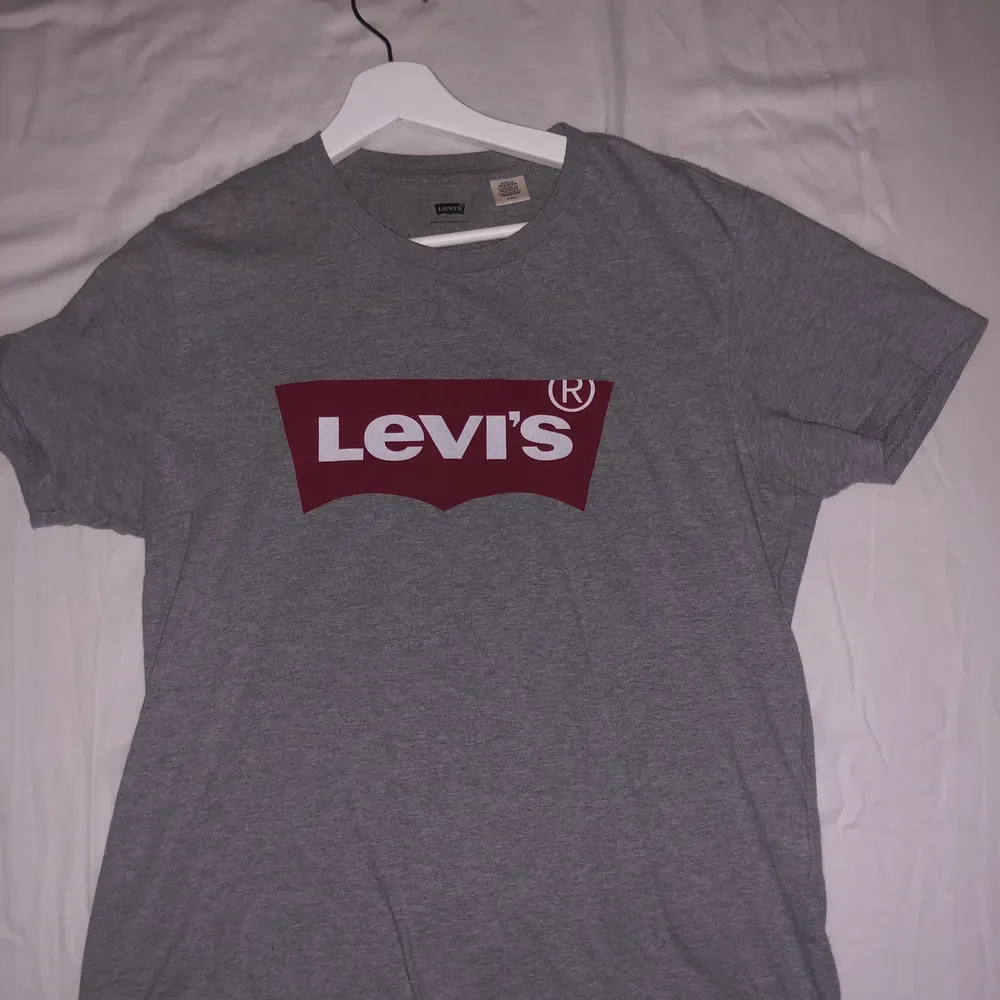 En grå Levis T-shirt köpt på en Levis affär. Inga hål eller fläckar. Säljs för att den inte kommer till använding. T-shirts.