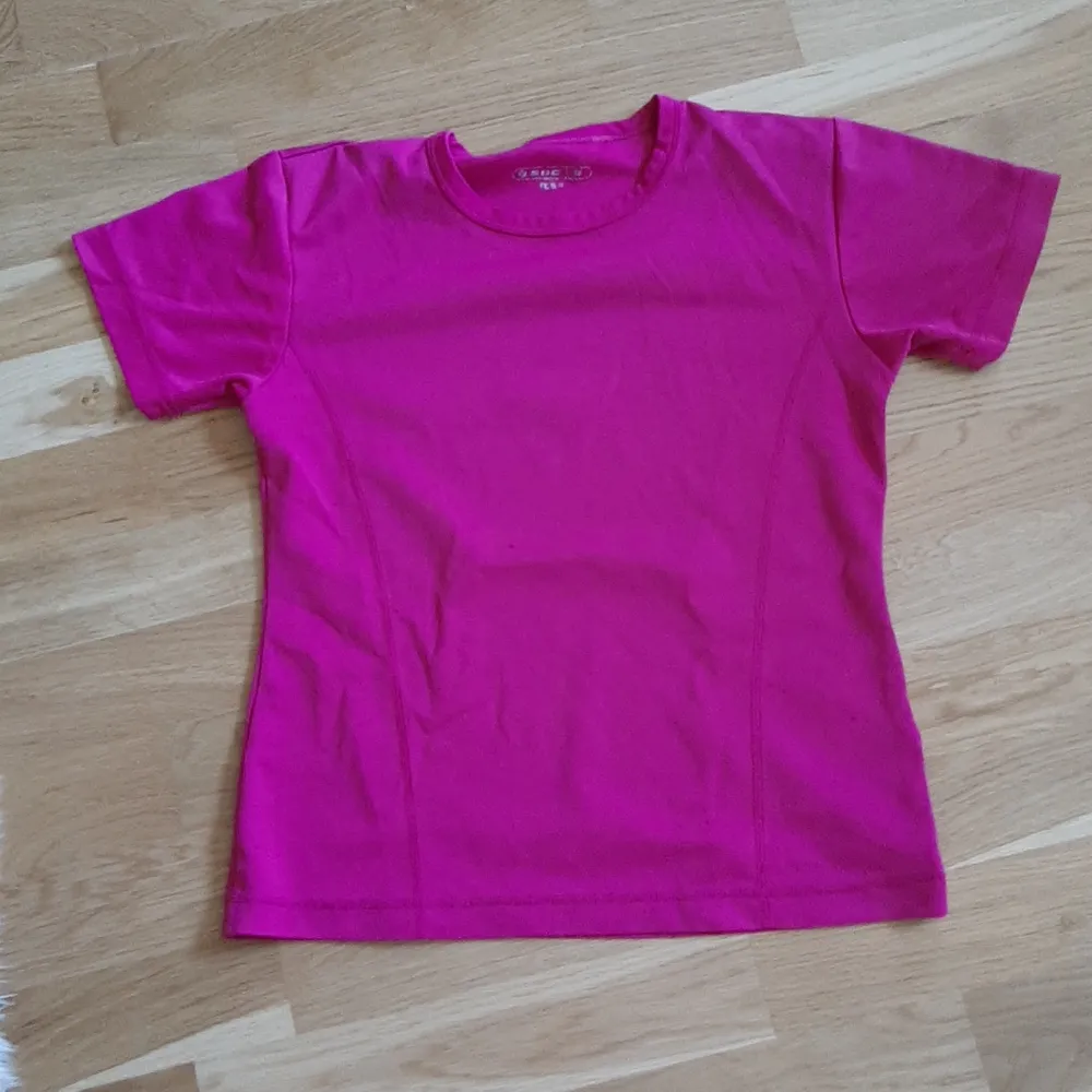 Lite mer åt det lila hållet och är storlek 36. Luftig tröja med ett mönster som ska lufta bra men har lite nopprigt men jätte lite och på baksidan (bild 3). 100 kr inklusive frakt. T-shirts.