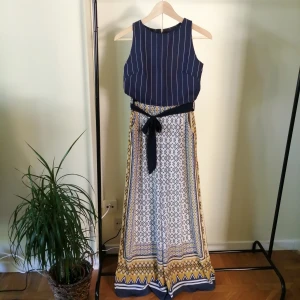 Vidbyxor & kort top från Italien - These two lovely pieces are made in Italy and I wore them twice! The trousers are wide and very long with hidden zipper, pockets and belt. The top is cropped with a zipper in the back. Byxor för 160, topp för 120 eller båda för 250kr.