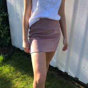Rosa-ish kjol (mockaimmitation) i fint skick! Använd endast ett fåtal gånger 💗 Jag som har på mig kjolen är 175cm 💕 (köparen står för frakt)