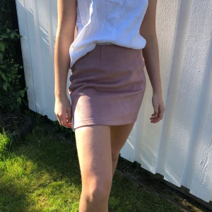 Mauve kjol - Rosa-ish kjol (mockaimmitation) i fint skick! Använd endast ett fåtal gånger 💗 Jag som har på mig kjolen är 175cm 💕 (köparen står för frakt)