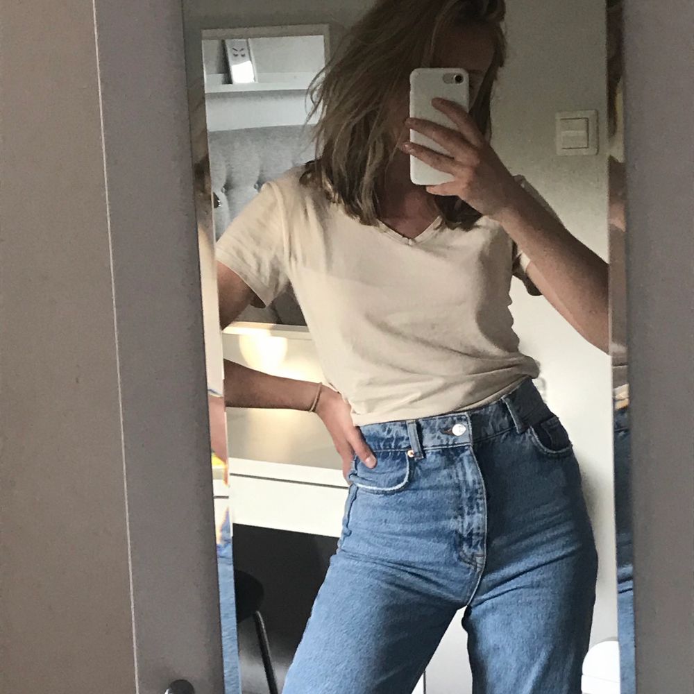 Säljer mina wide jeans från zara i inprincip nyskick, använda ca 5 gånger🧚🏼♀️ säljer då jag inte tycker att modellen passar på mig men de är supersköna och så snygga, passar till allt. De är helt slutsålda och i storlek 34, möjligtvis lite större. Buda!. Jeans & Byxor.