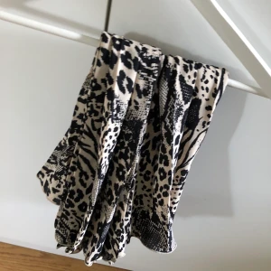 Lång kjol Gina tricot strl xs - Denna kjol kommer från Gina tricot och är i storlek xs. Använd cirka 1-2 gånger. Fint mönster och sval till sommaren.