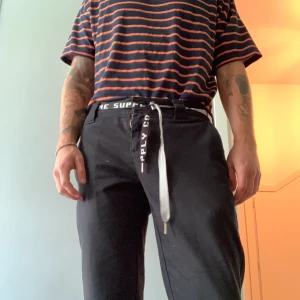 T-shirt mörkblå/orange randig oversized - T-shirt mörkblå/orange randig oversized t-shirt ifrån Asos. 60kr inklusive frakt 📦📦