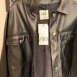 Skinnskjorta - Skinnskjorta från zara med fickor och silvriga knappar, skitsnygg men används inte längre!💖