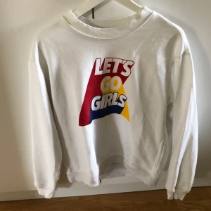 Monki långärmad tröja strl xxs - Denna tröja kommer från monki och är i storlek xxs men passar definitivt en s. Aldrig använd. Tryck med lets go girls. Priset kan sänkas!