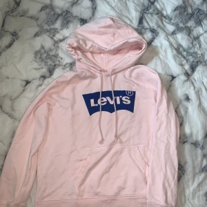 Levis hoodie - En rosa Levis hoodie med blå logga, storlek S men passar M också. Aldrig använd