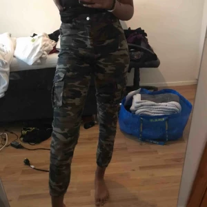  - Säljer dessa skit balla militär byxorna i storlek XS/S. Säljer då de är lite för små för mig, dem är i bra skick och bara använda ett par gånger. Frakt betalas av köparen :)
