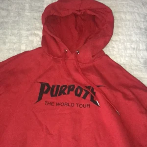 Hoodie  - •En cropped hoodie från Justin Biebers kollektion. •Köpt från H&M.                                                •Använd men i bra skick. Frakt tillkommer!