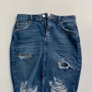 Blå jeans kjol från Ginatricot  - En super fin kjol att ha nu till sommaren☀️Bra kvalitet och matrial. Den ser tight ut men den är väldigt töj bar och skön💕 100kr frakt inkommer och köpare betalar den.