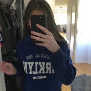 Hoddie från Gina tricot i storlek XS - Hoddie från Gina använd ett par gånger i storlek ca passar även S (köparen står för frakten) minns inte vad den e köpt för men budpris 100