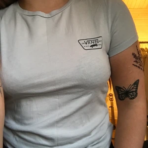 Vans T-shirt  - Ljusblå vans T-shirt, snyggt vardagsplagg och den är endast använd 5/10 gånger. Säljer den för att den nu blivit för liten, frakt tillkommer 📦 