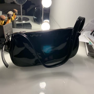 Bring it back bag - Svart glansig väska från nelly, kommer ej till användning längre💖 