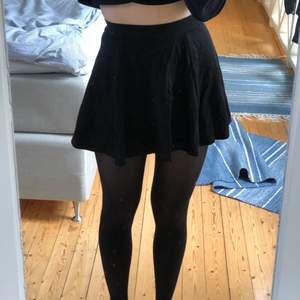 Gullig svart kjol ifrån HM. Säljer för att den är alldeles för kort för mig (är 174cm) :)