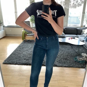 Levis mile high - Levis mile high. Superfint skick använda ca 10 ggr. Formar kroppen fint och väldigt stretchiga. 