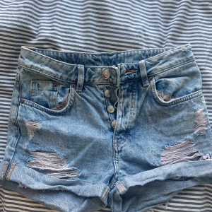 Jeans shorts - Säljer dessa dunderfina shorts från HM i strl 32 då de numera är för små för mig. Slitningarna och den coola tvätten gör dem perfekta nu inför sommaren. Kostar 50kr exkl frakt