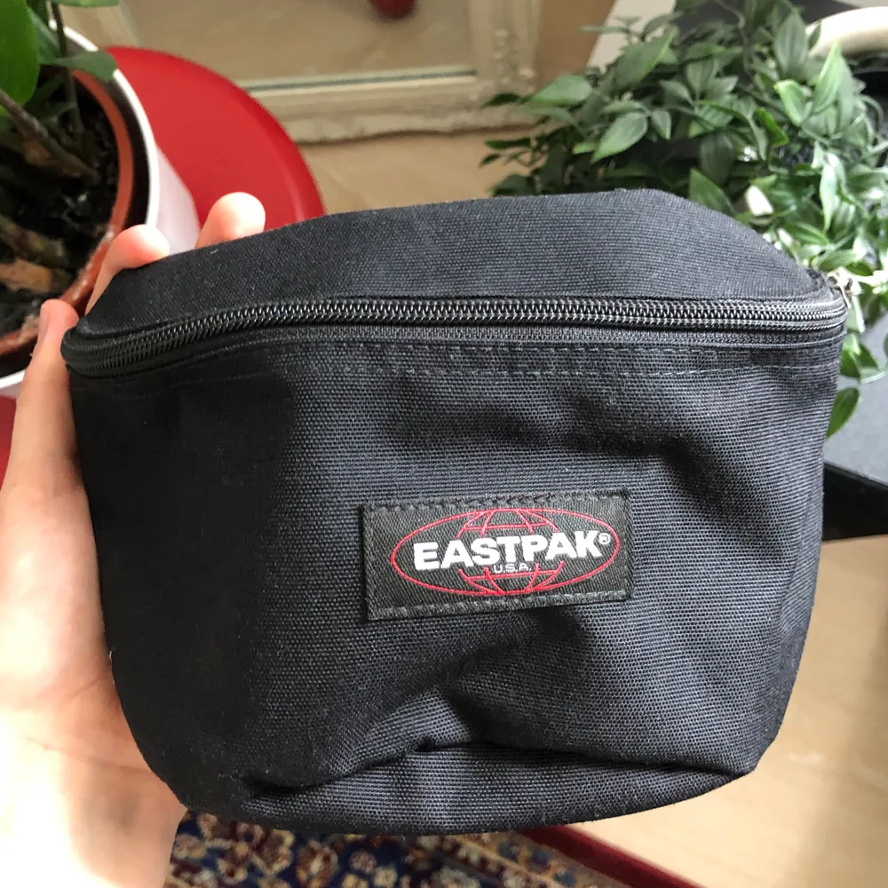 Eastpak Midjeväska🌱 Köpt för 250kr på Urban Outfitters, använd ofta men sparsamt, som i nyskick! Möts upp i Sthlm:). Väskor.