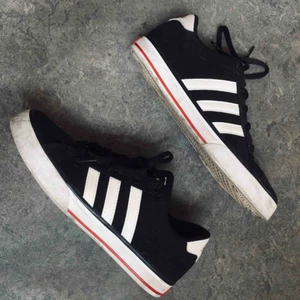  - Sneakers från Adidas.  OBS! Säljs billigt pga fläckar! Dock sällan använda så dom går bort om man gör rent. Möts upp i centrala Sthlm annars tillkommer frakt på 50:- 🌴