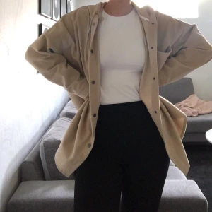 Oversized Manchester jacka  - Jättefin beige oversized manchester jacka från Missguided. Använd några få gånger, bra skick, frakt tillkommer. 