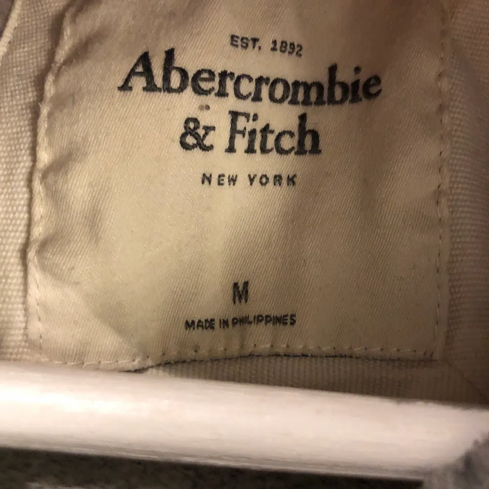 Fin grå huvtröjor från Abercrombie & Fitch. Knappt använd. Storlek: M. Köparen står för frakten. Fraktar endast. Hoodies.